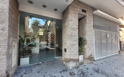 HERMOSO 2 AMB CFTE BCON – PUERTA BLINDADA, COCINA INTEGRADA CON BARRA DESAYUNADORA Y EQUIPAMIENTO COMPLETO