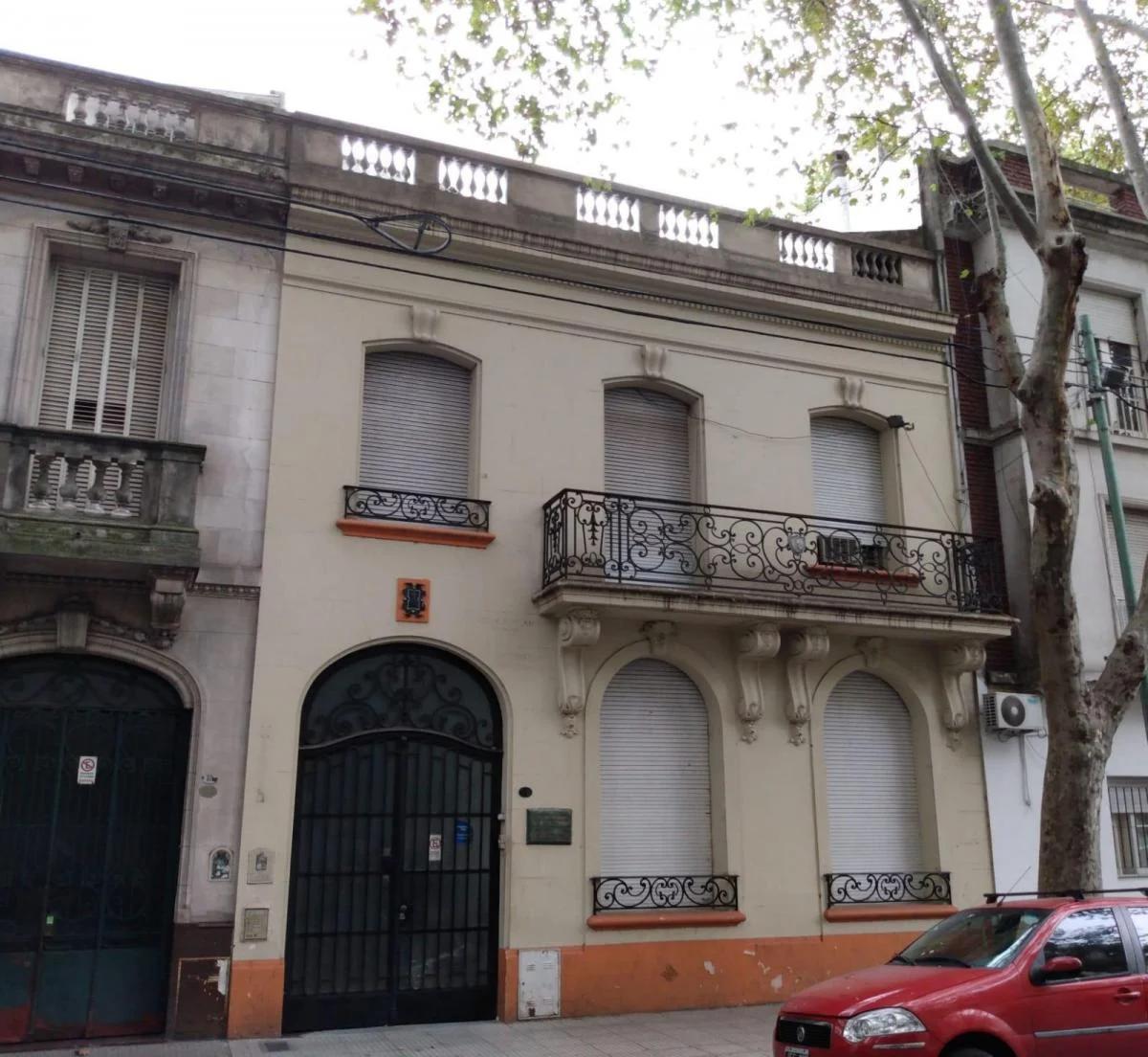 Condarco 90 – CASA DE 6 AMB C/DEP – 2 TERRAZAS – PATIO – GARAGE P/ 2 AUTOS – 314 m2