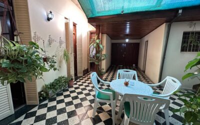 CASA EN 2 PLTAS C/ PATIO Y TERRAZA – 260 M2